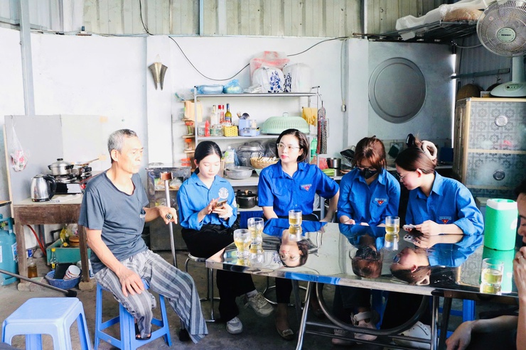 Người dân phường Phúc Lợi hào hứng, tự tin hơn với các tiện ích số- Ảnh 4.