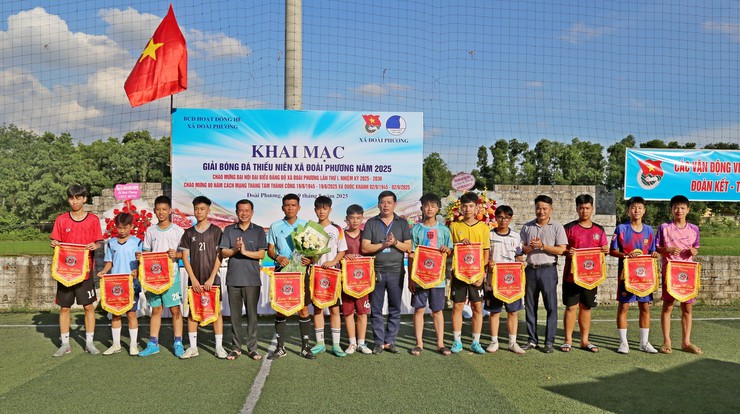 Khai mạc giải bóng đá thiếu niên chào mừng Đại hội đại biểu Đảng bộ xã Đoài Phương lần thứ I nhiệm kỳ 2025 - 2030 

- Ảnh 1.