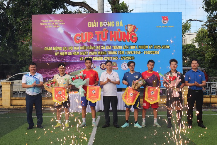 Khai mạc giải bóng đá chào mừng Đại hội đại biểu Đảng bộ xã Bát Tràng lần thứ I, nhiệm kỳ 2025-2030- Ảnh 3.