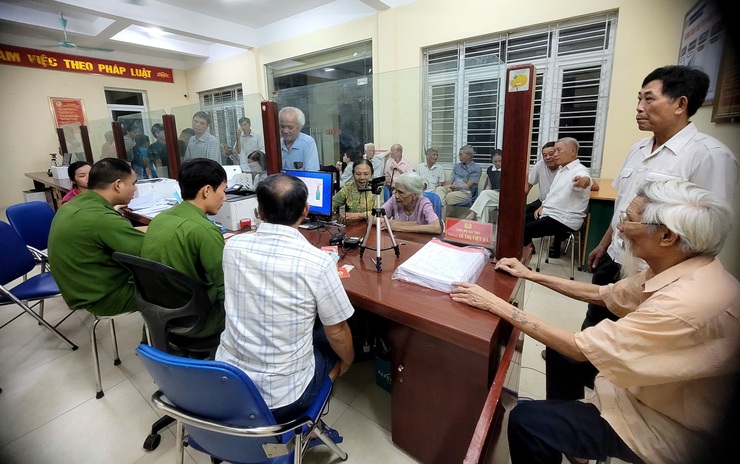 Hòa Xá triển khai cao điểm cấp đổi Thẻ đảng viên gắn chip điện tử- Ảnh 1.