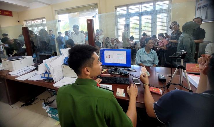 Hòa Xá triển khai cao điểm cấp đổi Thẻ đảng viên gắn chip điện tử- Ảnh 2.