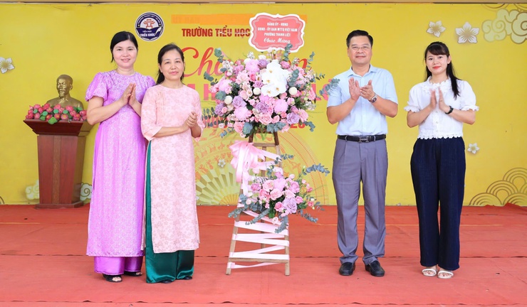 Đồng chí Nguyễn Anh Tuấn - Uỷ viên Ban thường vụ Đảng uỷ, Phó Chủ tịch UBND phường dự chương trình đón học sinh lớp 1 tại trường Tiểu  học Triều Khúc- Ảnh 1.
