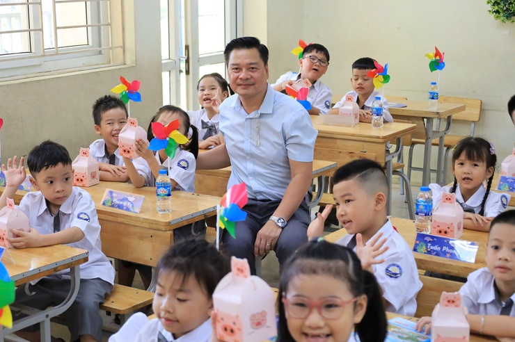 Đồng chí Nguyễn Anh Tuấn - Uỷ viên Ban thường vụ Đảng uỷ, Phó Chủ tịch UBND phường dự chương trình đón học sinh lớp 1 tại trường Tiểu  học Triều Khúc- Ảnh 3.