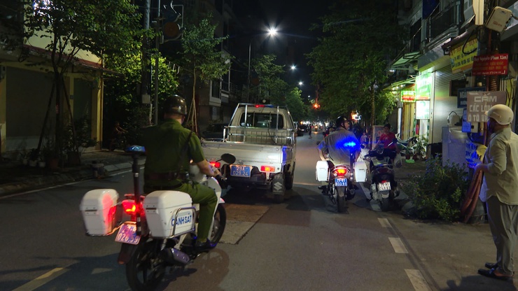 Công an xã Thanh Trì tăng cường tuần tra đêm đảm bảo an ninh trật tự trên địa bàn- Ảnh 1.