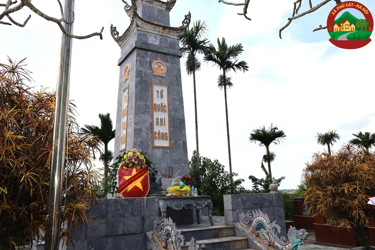 Đoàn đại biểu Đại hội Đảng bộ xã Phú Cát dâng hương, viếng Nghĩa trang Liệt sỹ trước thềm Đại hội- Ảnh 1.