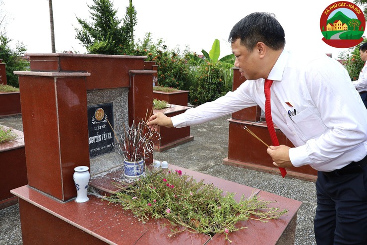 Đoàn đại biểu Đại hội Đảng bộ xã Phú Cát dâng hương, viếng Nghĩa trang Liệt sỹ trước thềm Đại hội- Ảnh 7.
