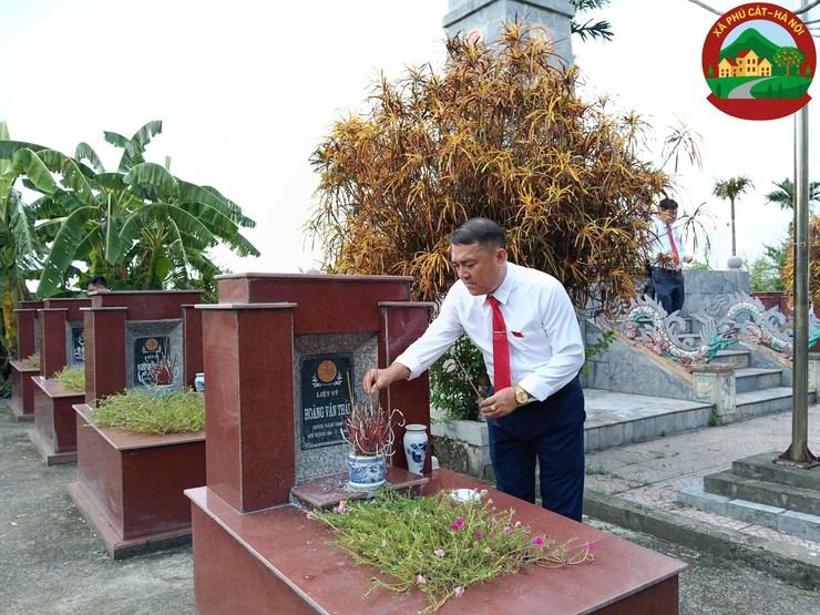 Đoàn đại biểu Đại hội Đảng bộ xã Phú Cát dâng hương, viếng Nghĩa trang Liệt sỹ trước thềm Đại hội- Ảnh 9.