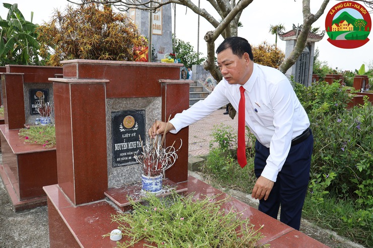 Đoàn đại biểu Đại hội Đảng bộ xã Phú Cát dâng hương, viếng Nghĩa trang Liệt sỹ trước thềm Đại hội- Ảnh 10.