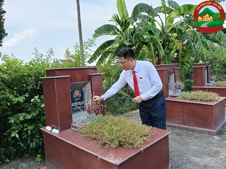 Đoàn đại biểu Đại hội Đảng bộ xã Phú Cát dâng hương, viếng Nghĩa trang Liệt sỹ trước thềm Đại hội- Ảnh 11.