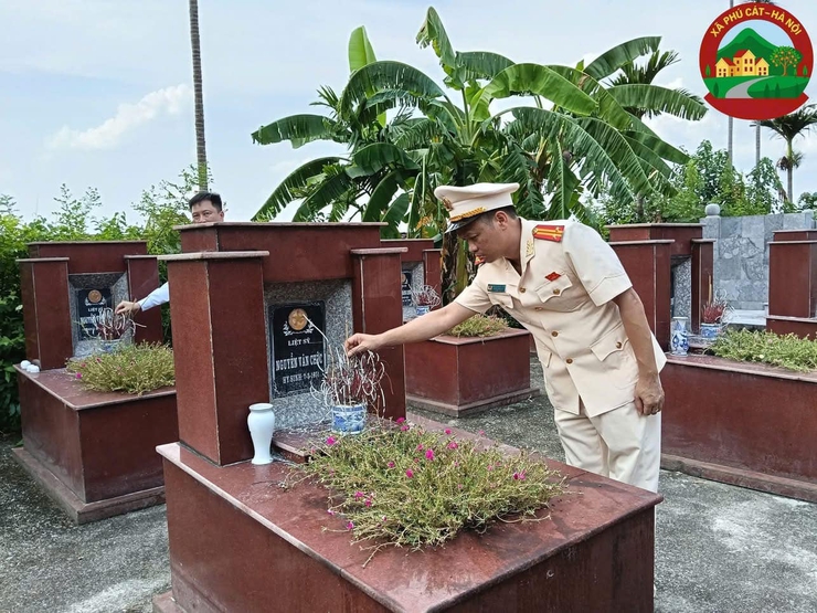 Đoàn đại biểu Đại hội Đảng bộ xã Phú Cát dâng hương, viếng Nghĩa trang Liệt sỹ trước thềm Đại hội- Ảnh 12.