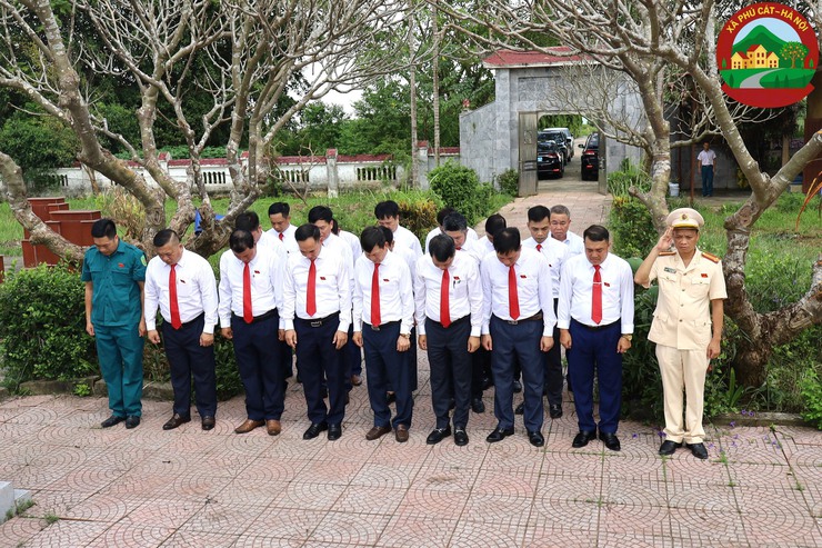 Đoàn đại biểu Đại hội Đảng bộ xã Phú Cát dâng hương, viếng Nghĩa trang Liệt sỹ trước thềm Đại hội- Ảnh 2.