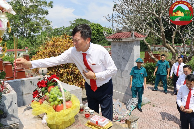 Đoàn đại biểu Đại hội Đảng bộ xã Phú Cát dâng hương, viếng Nghĩa trang Liệt sỹ trước thềm Đại hội- Ảnh 3.