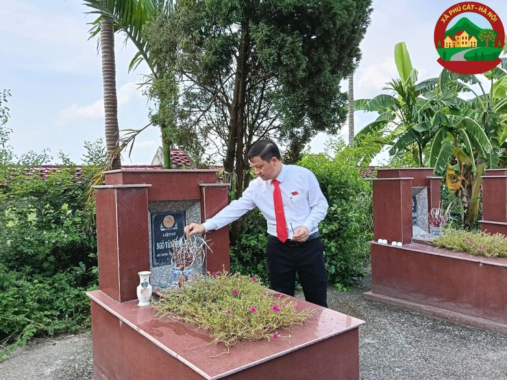 Đoàn đại biểu Đại hội Đảng bộ xã Phú Cát dâng hương, viếng Nghĩa trang Liệt sỹ trước thềm Đại hội- Ảnh 14.