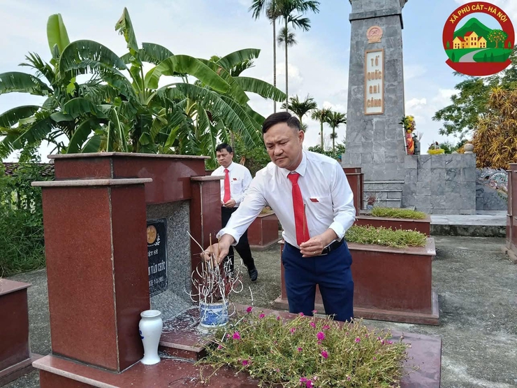 Đoàn đại biểu Đại hội Đảng bộ xã Phú Cát dâng hương, viếng Nghĩa trang Liệt sỹ trước thềm Đại hội- Ảnh 15.