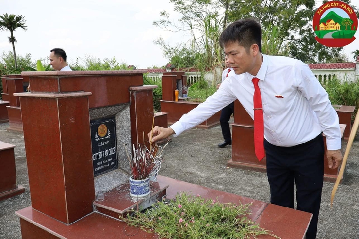 Đoàn đại biểu Đại hội Đảng bộ xã Phú Cát dâng hương, viếng Nghĩa trang Liệt sỹ trước thềm Đại hội- Ảnh 16.