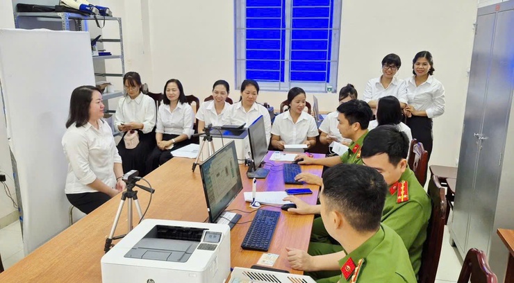Công an xã Kim Anh: Nỗ lực hỗ trợ trong công tác đổi thẻ đảng viên và chuẩn hóa dữ liệu đảng viên.- Ảnh 2.