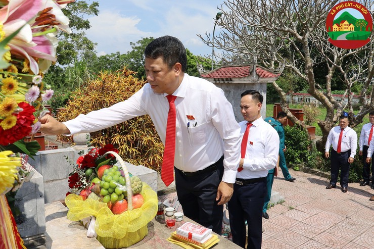 Đoàn đại biểu Đại hội Đảng bộ xã Phú Cát dâng hương, viếng Nghĩa trang Liệt sỹ trước thềm Đại hội- Ảnh 4.