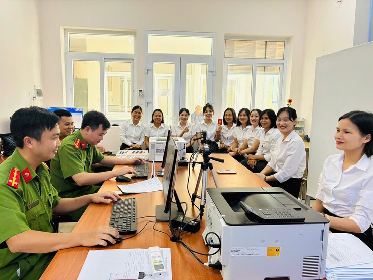 Công an xã Kim Anh: Nỗ lực hỗ trợ trong công tác đổi thẻ đảng viên và chuẩn hóa dữ liệu đảng viên.- Ảnh 3.