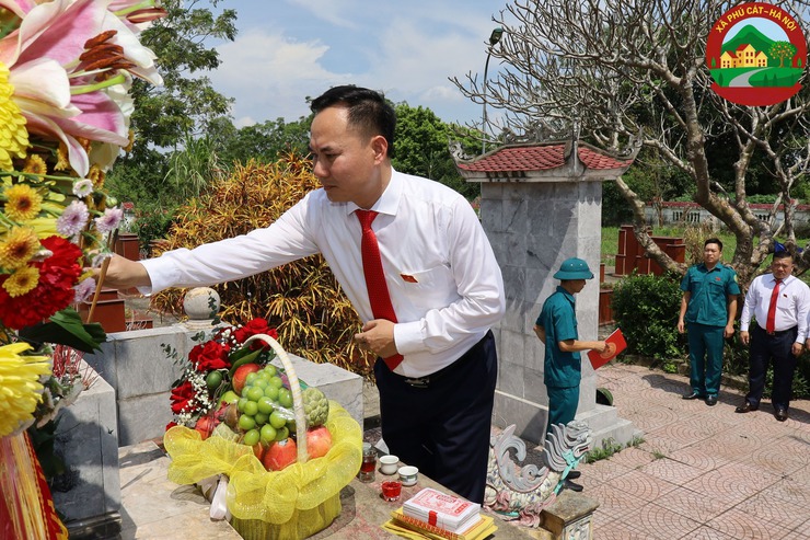 Đoàn đại biểu Đại hội Đảng bộ xã Phú Cát dâng hương, viếng Nghĩa trang Liệt sỹ trước thềm Đại hội- Ảnh 5.
