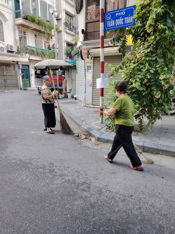 Hội liên hiệp phụ nữ phường Cửa Nam tham gia tổng vệ sinh môi trường trong chuỗi hoạt động "Ngày cuối tuần xanh" tháng 8- Ảnh 8.