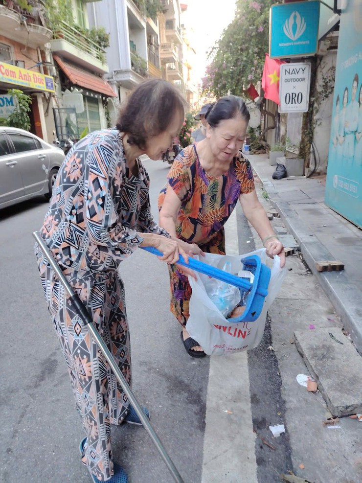Hội liên hiệp phụ nữ phường Cửa Nam tham gia tổng vệ sinh môi trường trong chuỗi hoạt động "Ngày cuối tuần xanh" tháng 8- Ảnh 7.