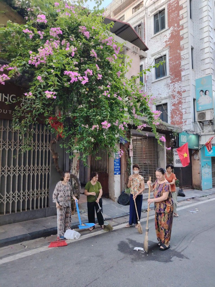 Hội liên hiệp phụ nữ phường Cửa Nam tham gia tổng vệ sinh môi trường trong chuỗi hoạt động "Ngày cuối tuần xanh" tháng 8- Ảnh 6.