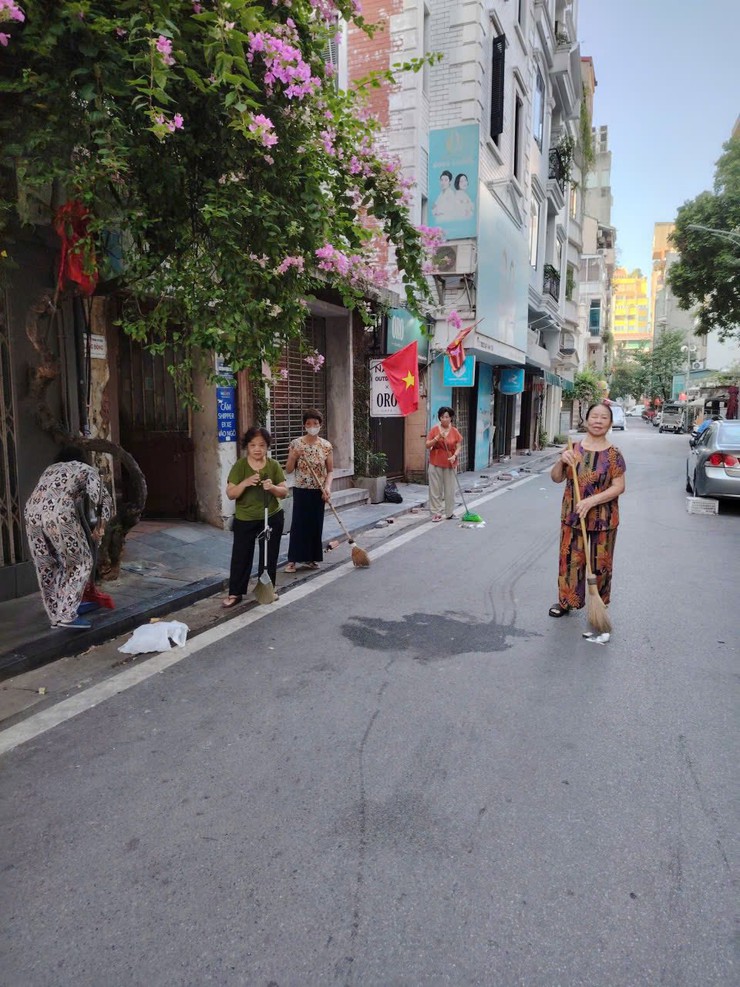 Hội liên hiệp phụ nữ phường Cửa Nam tham gia tổng vệ sinh môi trường trong chuỗi hoạt động "Ngày cuối tuần xanh" tháng 8- Ảnh 4.
