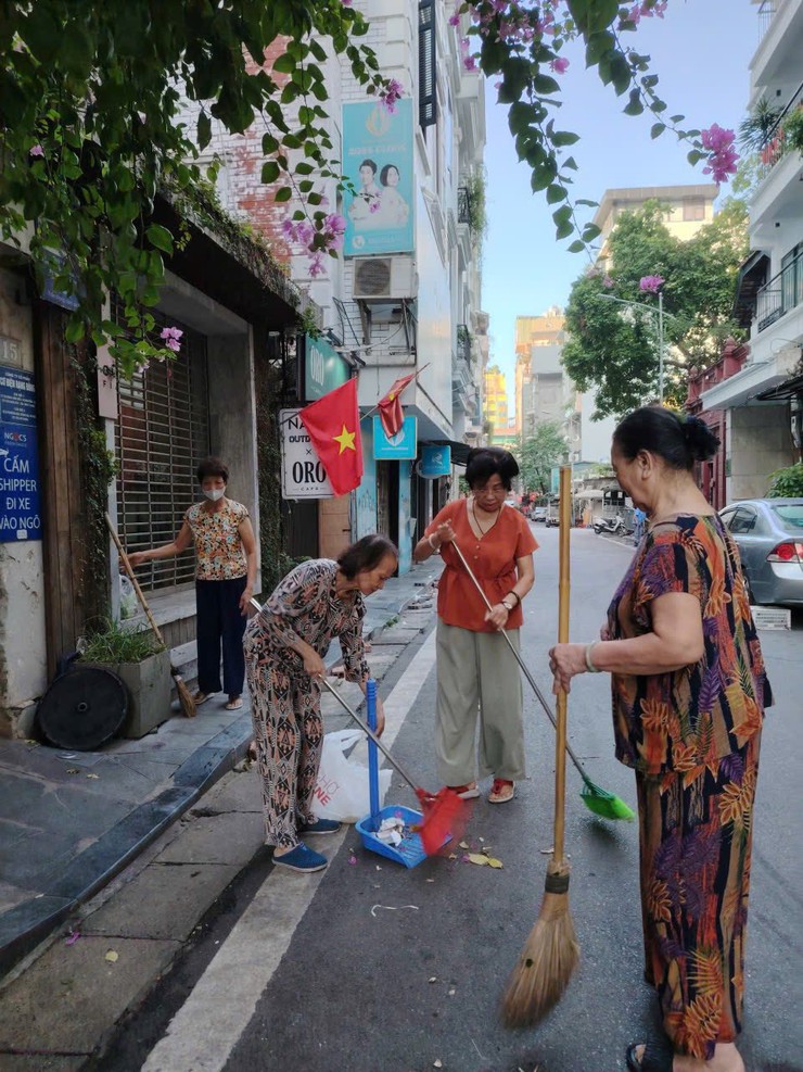 Hội liên hiệp phụ nữ phường Cửa Nam tham gia tổng vệ sinh môi trường trong chuỗi hoạt động "Ngày cuối tuần xanh" tháng 8- Ảnh 3.