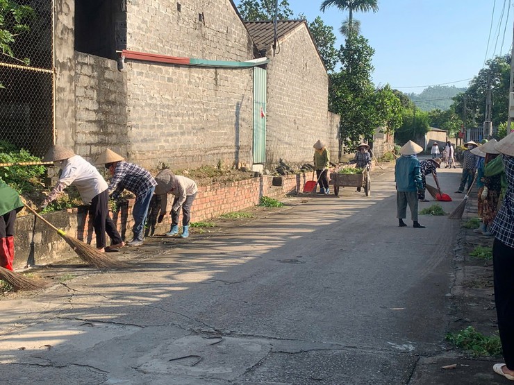 CÁC THÔN TRÊN ĐỊA BÀN XÃ BA VÌ RA QUÂN VỆ SINH MÔI TRƯỜNG- Ảnh 1.