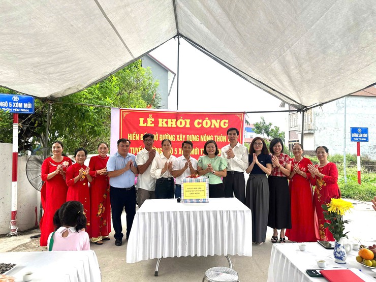 THÔN YÊN NINH KHỞI CÔNG HIẾN ĐẤT MỞ ĐƯỜNG TẠI NGÕ 5 XÓM MỚI- Ảnh 1.