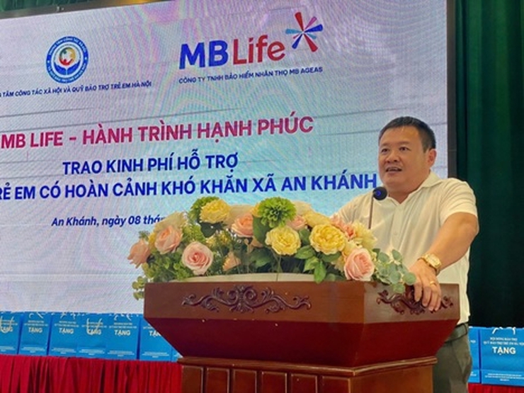 Trao kinh phí hỗ trợ và quà cho 200 trẻ em có hoàn cảnh khó khăn xã Sóc Sơn và An Khánh- Ảnh 1.
