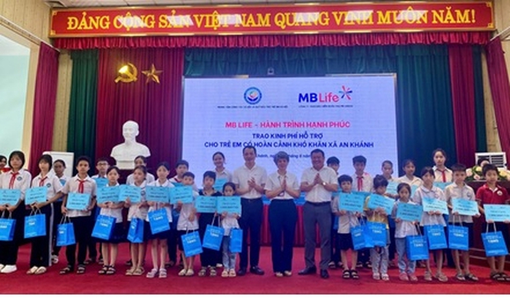 Trao kinh phí hỗ trợ và quà cho 200 trẻ em có hoàn cảnh khó khăn xã Sóc Sơn và An Khánh- Ảnh 2.