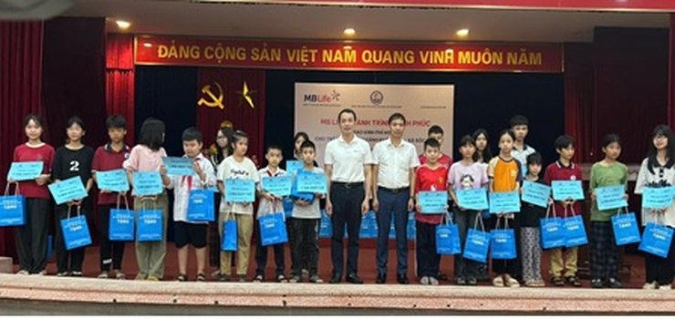 Trao kinh phí hỗ trợ và quà cho 200 trẻ em có hoàn cảnh khó khăn xã Sóc Sơn và An Khánh- Ảnh 3.