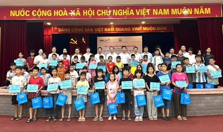 Trao kinh phí hỗ trợ và quà cho 200 trẻ em có hoàn cảnh khó khăn xã Sóc Sơn và An Khánh- Ảnh 4.
