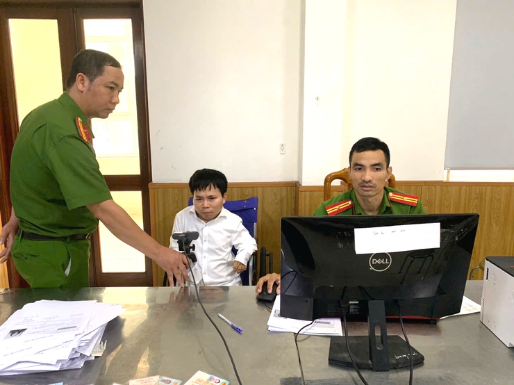 Xã Quang Minh đổi thẻ đảng viên trên nền tảng Cơ sở dữ liệu quốc gia về dân cư- Ảnh 1.