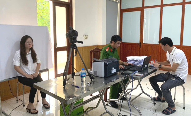 Xã Quang Minh đổi thẻ đảng viên trên nền tảng Cơ sở dữ liệu quốc gia về dân cư- Ảnh 2.