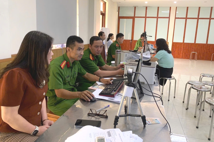 Xã Quang Minh đổi thẻ đảng viên trên nền tảng Cơ sở dữ liệu quốc gia về dân cư- Ảnh 3.