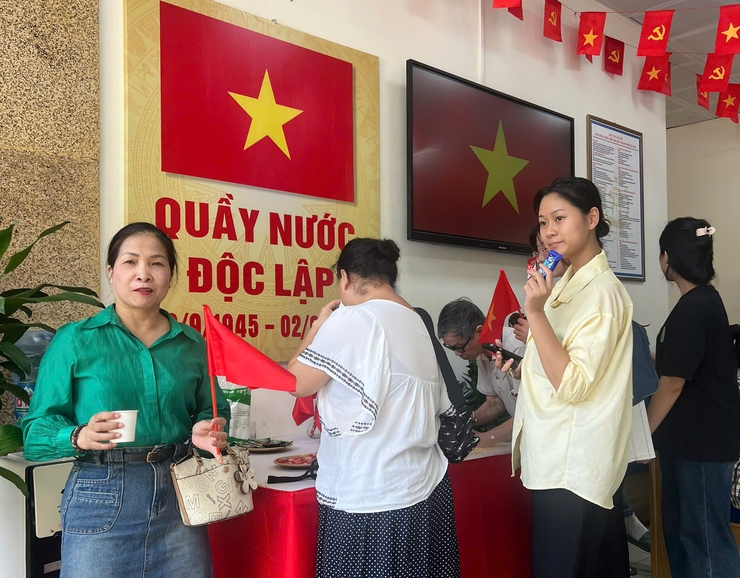 QUẦY NƯỚC “ĐỘC LẬP” TẠI ĐIỂM PHỤC VỤ HÀNH CHÍNH CÔNG PHƯỜNG KIM LIÊN – HOẠT ĐỘNG Ý NGHĨA CHÀO MỪNG QUỐC KHÁNH 2/9- Ảnh 7.
