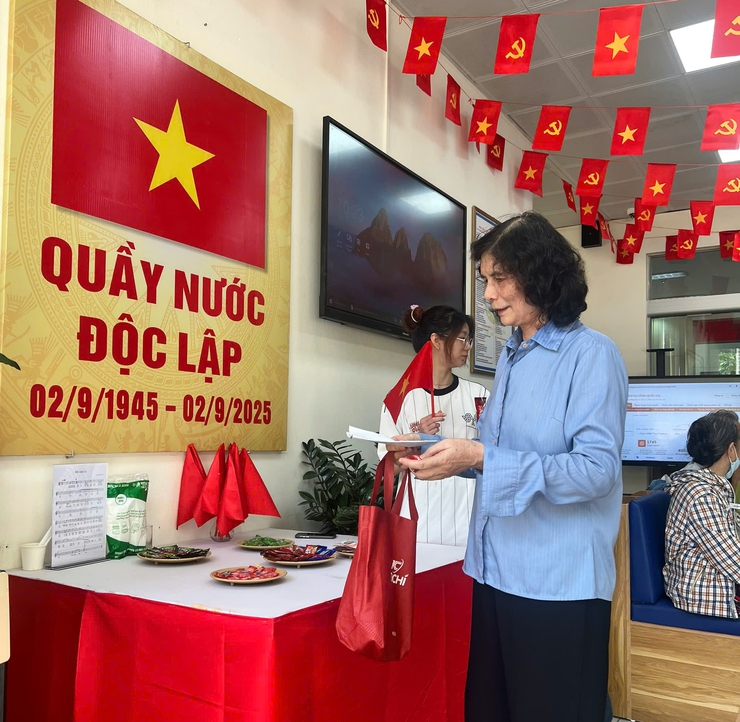 QUẦY NƯỚC “ĐỘC LẬP” TẠI ĐIỂM PHỤC VỤ HÀNH CHÍNH CÔNG PHƯỜNG KIM LIÊN – HOẠT ĐỘNG Ý NGHĨA CHÀO MỪNG QUỐC KHÁNH 2/9- Ảnh 4.