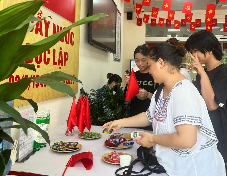 QUẦY NƯỚC “ĐỘC LẬP” TẠI ĐIỂM PHỤC VỤ HÀNH CHÍNH CÔNG PHƯỜNG KIM LIÊN – HOẠT ĐỘNG Ý NGHĨA CHÀO MỪNG QUỐC KHÁNH 2/9- Ảnh 6.