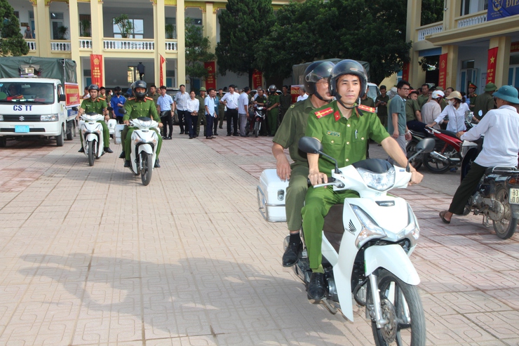 Hòa Xá ra quân tổng kiểm tra, xử lý vi phạm hành lang giao thông, trật tự đô thị, trật tự công cộng và vệ sinh môi trường năm 2025- Ảnh 4.
