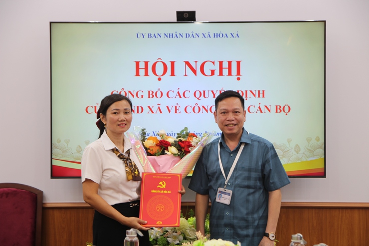UBND XÃ CÔNG BỐ QUYẾT ĐỊNH VỀ CÔNG TÁC CÁN BỘ- Ảnh 2.