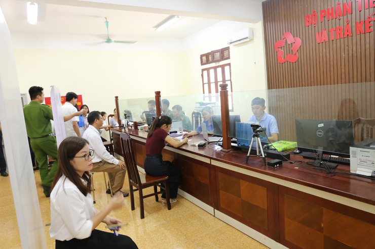 Công an xã Bất Bạt triển khai cao điểm cấp đổi thẻ Đảng viên gắn chip - Ảnh 1.