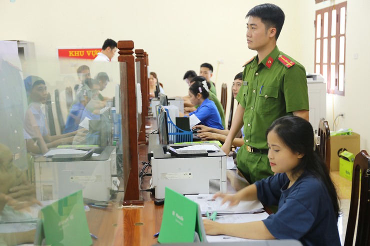 Công an xã Bất Bạt triển khai cao điểm cấp đổi thẻ Đảng viên gắn chip - Ảnh 2.