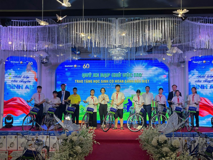 Trao tặng xe đạp cho học sinh vượt khó - Ảnh 1.