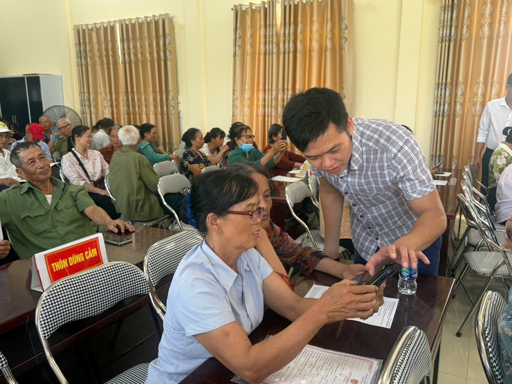 XÃ ỨNG HÒA TRIỂN KHAI MÔ HÌNH “BÌNH DÂN HỌC VỤ SỐ LƯU ĐỘNG” THÚC ĐẨY CHUYỂN ĐỔI SỐ- Ảnh 4. XÃ ỨNG HÒA TRIỂN KHAI MÔ HÌNH “BÌNH DÂN HỌC VỤ SỐ LƯU ĐỘNG” THÚC ĐẨY CHUYỂN ĐỔI SỐ- Ảnh 4.