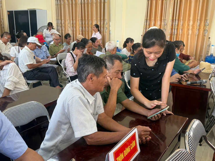 XÃ ỨNG HÒA TRIỂN KHAI MÔ HÌNH “BÌNH DÂN HỌC VỤ SỐ LƯU ĐỘNG” THÚC ĐẨY CHUYỂN ĐỔI SỐ- Ảnh 8.