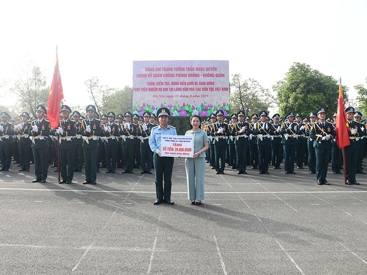 Đoàn Công tác của Đảng ủy phường Phương Liệt tới thăm và động viên cán bộ, chiến sĩ của Quân chủng Phòng không - Không quân tham gia diễu binh, diễu hành Kỷ niệm 80 năm Cách mạng Tháng Tám và Quốc khánh 2/9/2025- Ảnh 2.