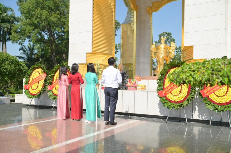 Ban chấp hành Đảng bộ phường Hai Bà Trưng và đại biểu chính thức dự Đại hội vào viếng Lăng Bác và tri ân các Anh hùng Liệt sỹ.- Ảnh 10.