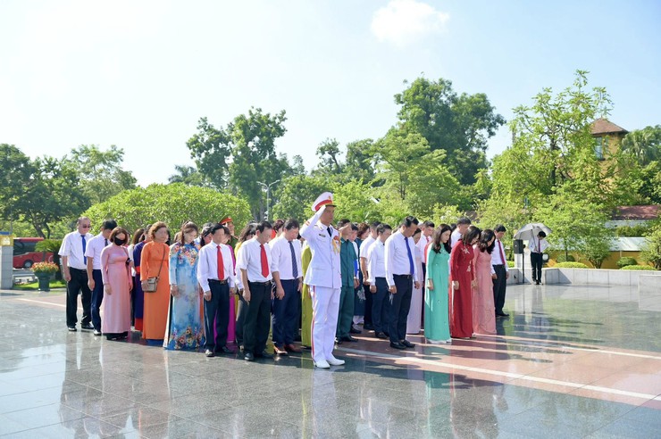 Ban chấp hành Đảng bộ phường Hai Bà Trưng và đại biểu chính thức dự Đại hội vào viếng Lăng Bác và tri ân các Anh hùng Liệt sỹ.- Ảnh 12.